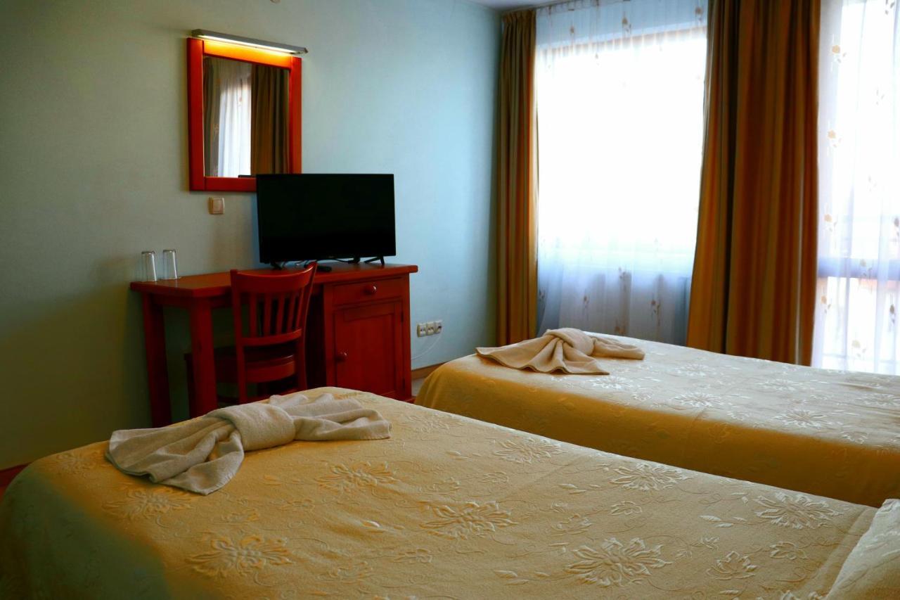 Family Hotel Nadine Bansko Bagian luar foto
