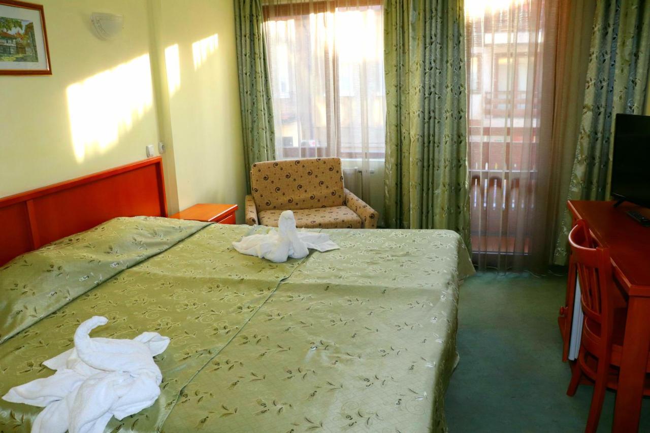 Family Hotel Nadine Bansko Bagian luar foto